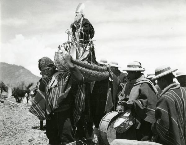 Scena del film "L'impero del sole" - Craveri, Mario, Gras, Enrico, Moser, Giorgio, 1956 - Alcuni attori non identificati in abiti locali peruviani portano in processione la statua del loro Credo. Alcuni attori suonano dei tamburi.