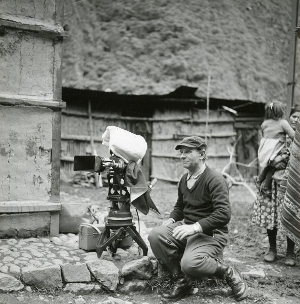 Sul set del film "L'impero del sole" - Craveri, Mario, Gras, Enrico, Moser, Giorgio, 1956 - Il regista Giorgio Moser seduto di fianco alla cinepresa.