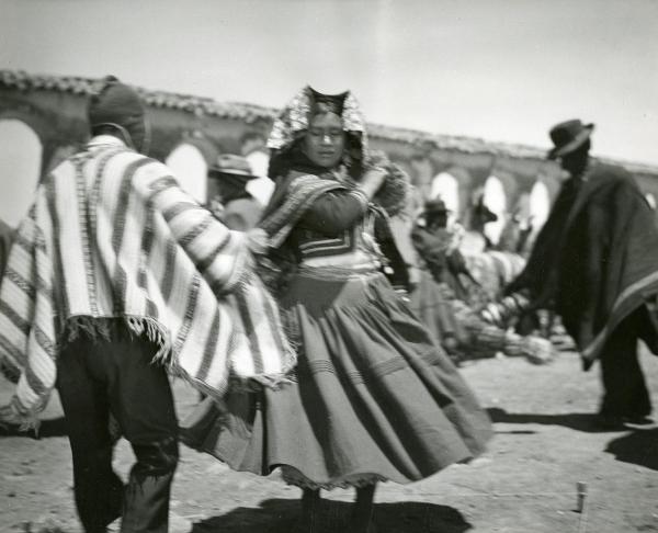 Scena del film "L'impero del sole" - Craveri, Mario, Gras, Enrico, Moser, Giorgio, 1956 - Alcuni attori non identificati in abiti tradizionali danzano.

