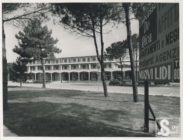 Lido di Spina - Izar Immobiliare - Quartiere giardino Le Valli - Cartellone pubblicitario - Esercizi commerciali