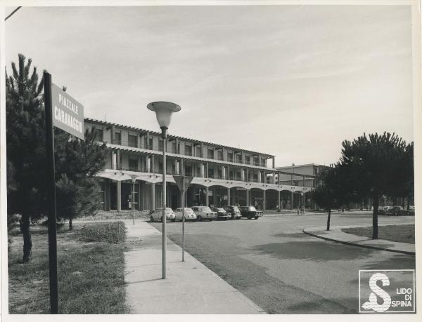 Lido di Spina - Izar Immobiliare - Quartiere giardino Le Valli - Targa stradale - Esercizi commerciali - Automobili