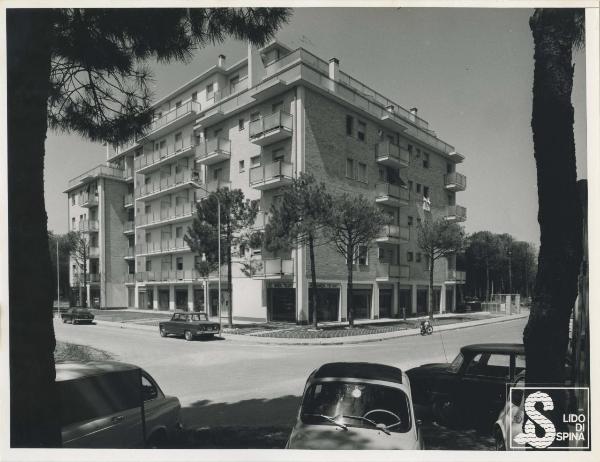 Lido di Spina - Izar Immobiliare - Quartiere giardino Le Valli - Edificio per abitazioni - Automobili