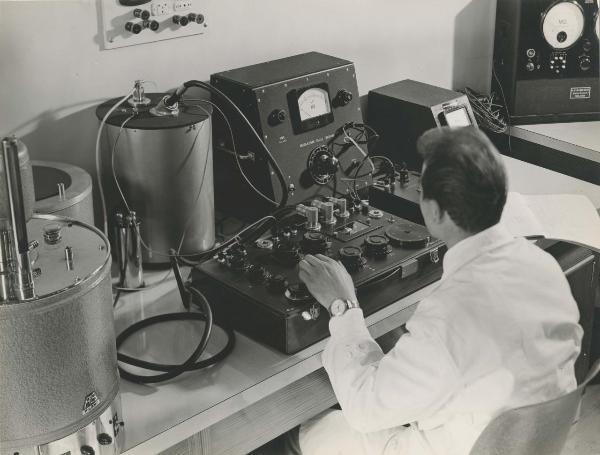 Milano - Politecnico - Laboratorio sperimentale - Regolatore di alta tensione - Tecnico