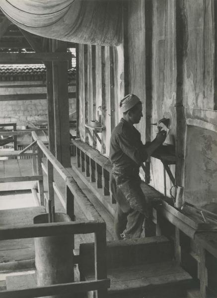 Roma - Quartiere del tuscolano - Montecatini - Stabilimento prodotti chimici per l'agricoltura - Impianto solforico - Camera di piombo - Controllo temperatura - Operaio