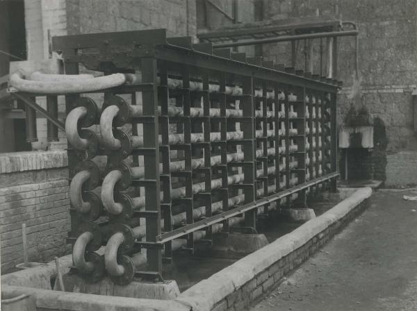 Roma - Quartiere del tuscolano - Montecatini - Stabilimento prodotti chimici per l'agricoltura - Impianto solforico - Torri di produzione - Refrigeranti