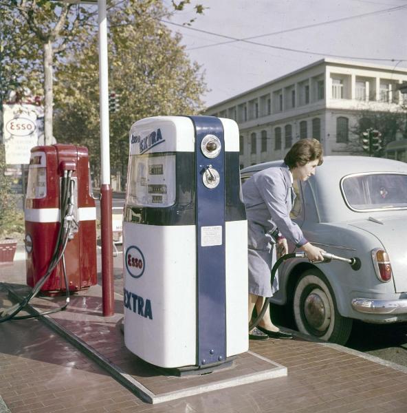 Materie plastiche - Vedril - Pompe di benzina Esso - Automobile - Donna