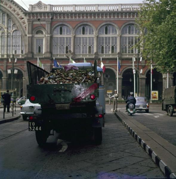 Torino - Stazione di Torino Porta Nuova - Materie plastiche - Vedril - Camion rifiuti