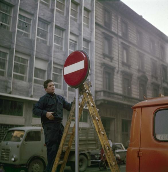 Milano - Materie plastiche - Vedril - Segnaletica stradale - Divieto di accesso - Addetto