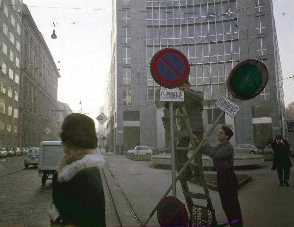 Milano - Materie plastiche - Vedril - Segnaletica stradale - Divieto di sosta permanente - Addetti