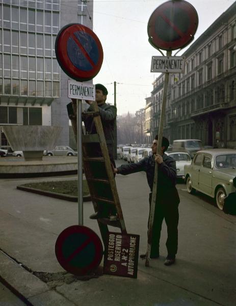 Milano - Materie plastiche - Vedril - Segnaletica stradale - Divieto di sosta permanente - Addetti