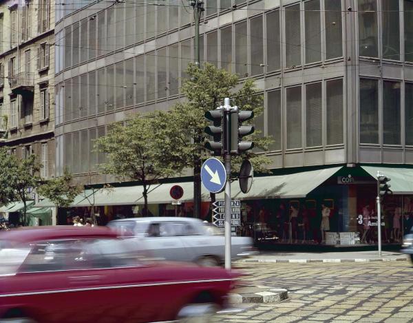 Milano - Materie plastiche - Vedril - Segnaletica stradale - Direzione obbligatoria - Automobili - Coin