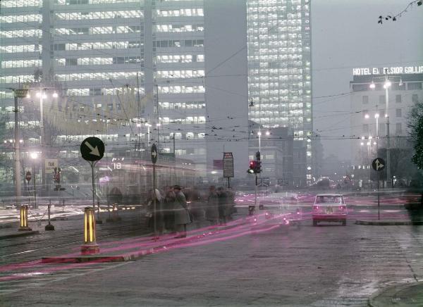 Milano - Materie plastiche - Vedril - Segnaletica stradale - Direzione obbligatoria - Fermata tram - Grattacielo Pirelli - Excelsior Hotel Gallia