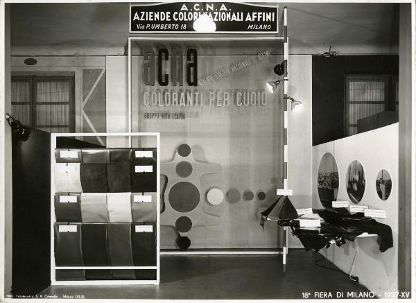 Milano - Fiera campionaria del 1937 - Padiglione delle industrie del cuoio - Stand ACNA (Aziende Colori Nazionali Affini) - Esposizione campioni - Pannelli