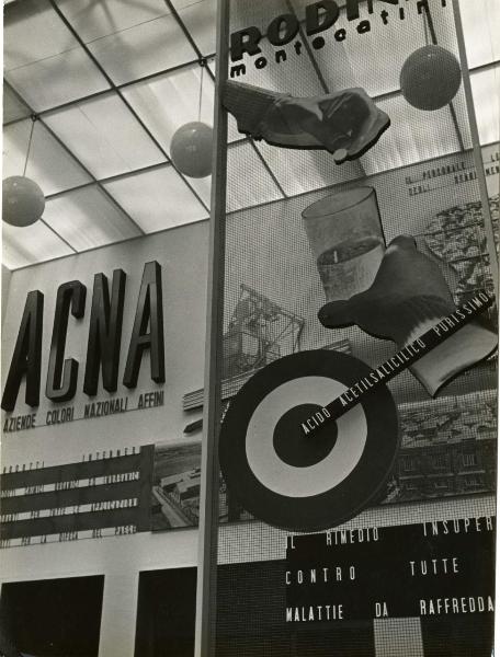 Milano - Fiera campionaria del 1937 - Padiglione Montecatini - Sala interna - Pannelli illustrativi