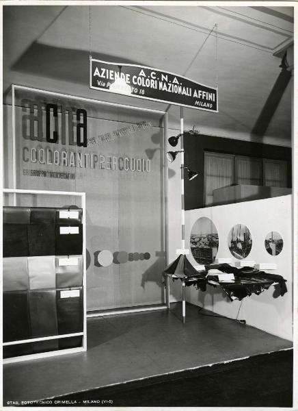 Milano - Fiera campionaria del 1937 - Padiglione delle industrie del cuoio - Stand ACNA (Aziende Colori Nazionali Affini) - Esposizione campioni - Pannelli