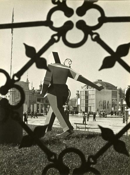 Milano - Fiera campionaria del 1937 - Padiglione Montecatini - Esterno - Statua