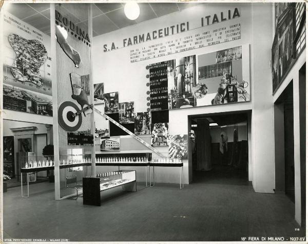Milano - Fiera campionaria del 1937 - Padiglione Montecatini - Sala interna - Parete S.A. Farmaceutici