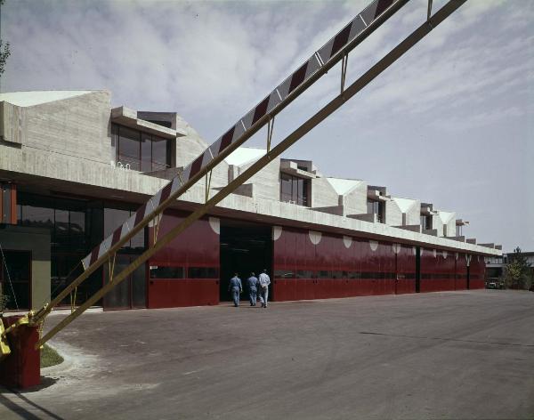 Bologna - Stabilimento OM (Officine Meccaniche) - Esterno - Ingresso - Duco - Vernice per esterni