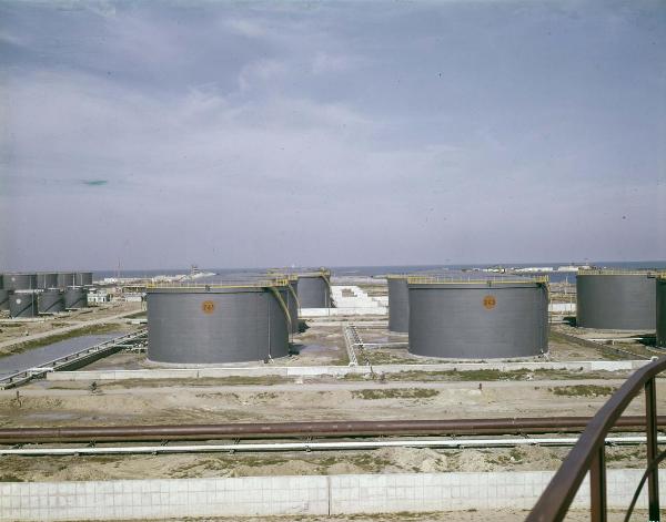 Brindisi - Stabilimento petrolchimico - Parco serbatoi - Duco - Vernici per l'industria