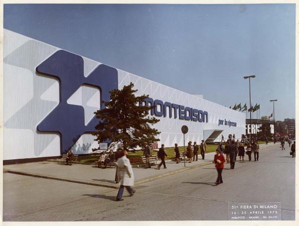 Milano - Fiera campionaria del 1973 - Padiglione Montedison - Esterno - Visitatori