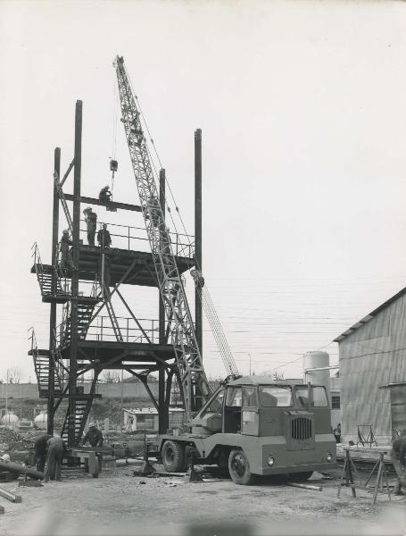 Castellanza - Stabilimento chimico - Impianto 90 - Impalcato - Operai