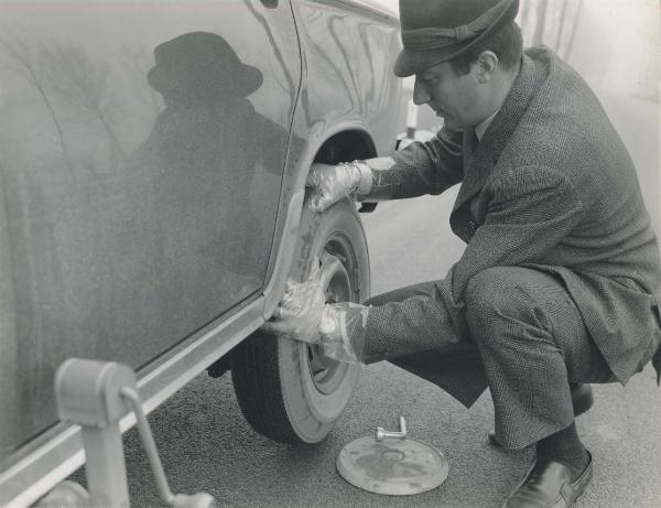 Lodi - Monteshell - Materie plastiche - Polipropilene isotattico - Moplen - Guanti per manutenzione - Automobile