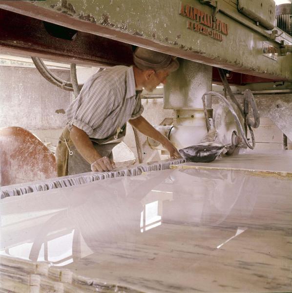 Minucciano - Cava di marmo - Preparazione lastre - Operaio