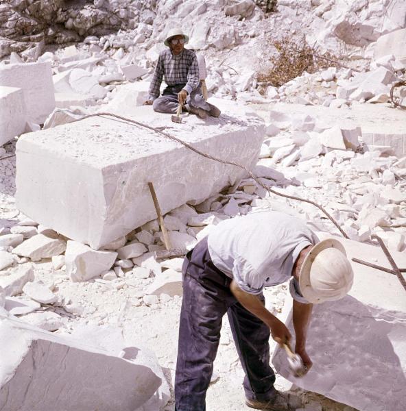 Minucciano - Cava di marmo - Riquadratura blocchi - Operai