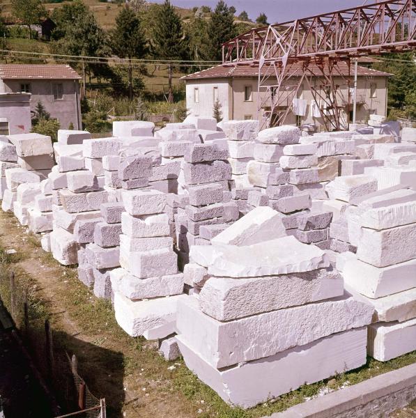 Minucciano - Cava di marmo - Deposito - Blocchi