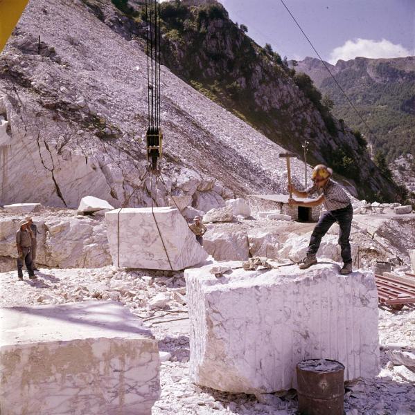 Minucciano - Cava di marmo - Riquadratura - Sollevamento - Operai