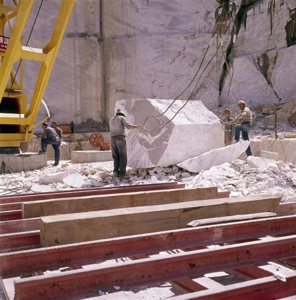 Minucciano - Cava di marmo - Sollevamento blocchi - Operai