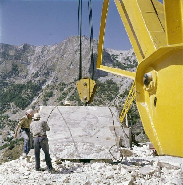 Minucciano - Cava di marmo - Sollevamento blocchi - Operai