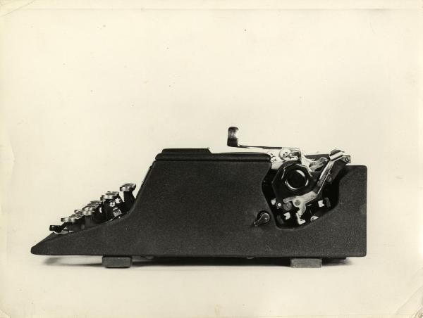 Attività didattica - Esercitazioni: still life - Oggetti - Macchina da scrivere - Studio 42 - Designer Luigi Figini e Gino Pollini - 1935 - Olivetti - Vista laterale