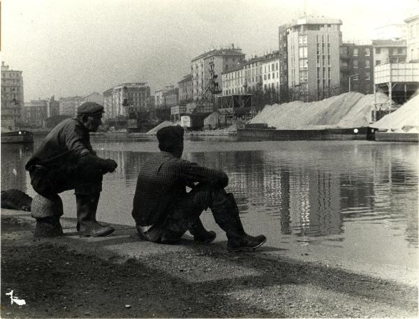 Attività didattica - Esercitazioni: reportage - Milano - Navigli - Darsena di porta Ticinese - Depositi di sabbia - Gru - Silos - Operai