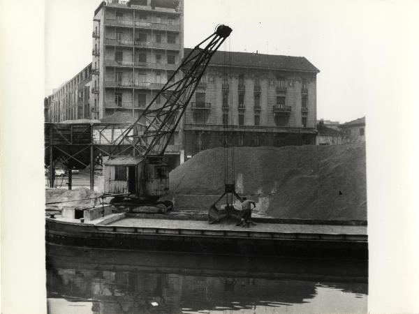 Attività didattica - Esercitazioni: reportage - Milano - Navigli - Darsena di porta Ticinese - Depositi di sabbia - Gru - Operai al lavoro