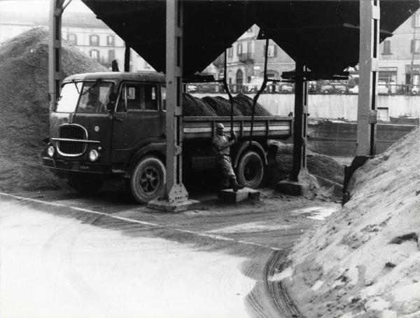 Attività didattica - Esercitazioni: reportage - Milano - Navigli - Darsena di porta Ticinese - Depositi di sabbia - Silos - Autocarro - Operaio al lavoro