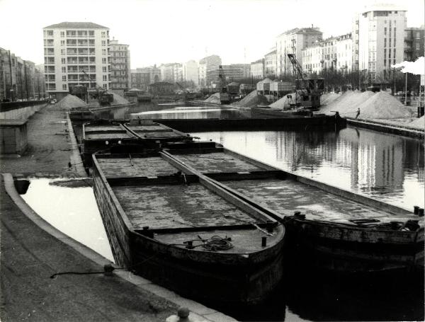 Attività didattica - Esercitazioni: reportage - Milano - Navigli - Darsena di Porta Ticinese - Chiatte - Depositi di sabbia - Gru - Silos