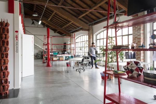 Attività didattica - Esercitazioni: reportage - Milano - Fabbrica del Vapore - Show Biz - Interni - Loft - Uffici - Postazioni di lavoro - Arredi - Scaffali di metallo - Elementi architettonici - Vetrate