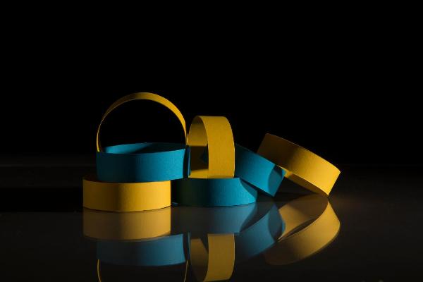 Still life: oggetti - Rotoli di carta - Composizione e colore - Posa dinamica su piano riflettente - Sfondo nero