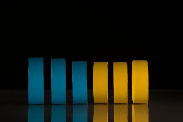 Still life: oggetti - Rotoli di carta - Composizione e colore - Posa statica su piano riflettente - Sfondo nero