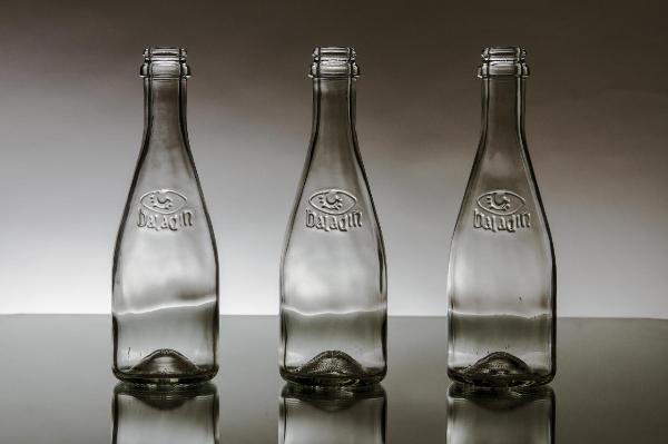 Still life: oggetti - Bottiglie di vetro - Composizione: ordine - Piano riflettente