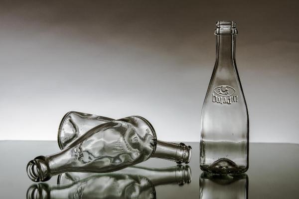 Still life: oggetti - Bottiglie di vetro - Composizione: disordine - Piano riflettente