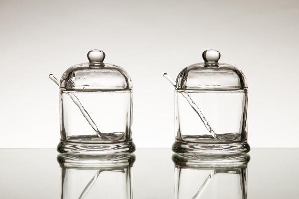 Still life: oggetti - Barattoli di vetro - Composizione: ordine - Piano riflettente
