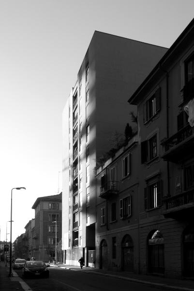 Milano - Via Emilio Cornalia - Palazzi - Facciate - Ombre - Finestre - Passante