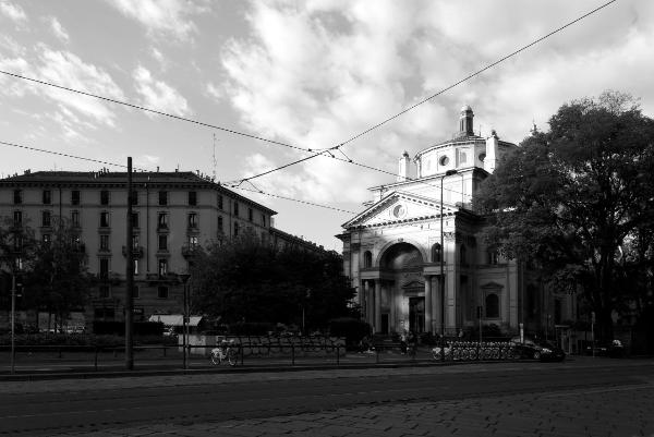 Milano - Piazza S. Gioachimo - Edifici - Chiesa di San Gioachimo - Facciate - Ombre - Linee elettriche
