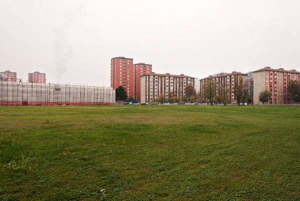 Milano - Quartiere gallaratese - Zone verdi - Sullo sfondo un complesso edilizio con palazzi di edilizia popolare, "case torri" e un edificio in ristrutturazione