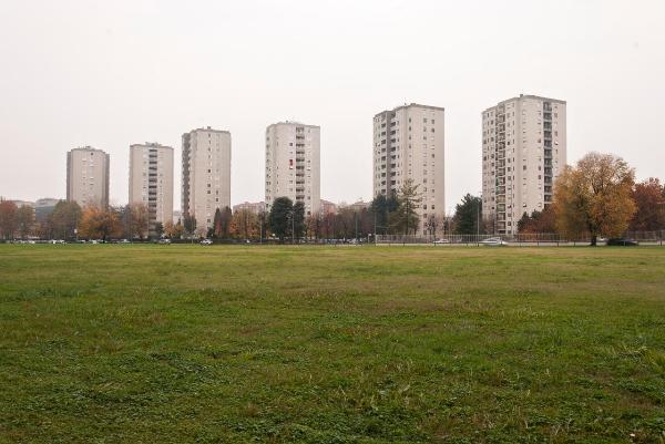 Milano - Quartiere gallaratese - Zone verdi - Alberi - Sullo sfondo palazzi di edilizia popolare - Condomini "case torri"