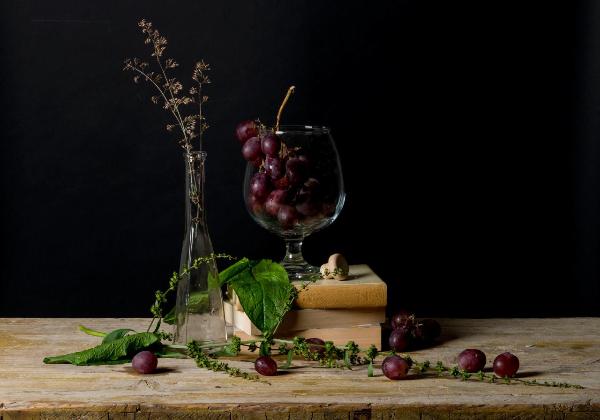 Still life: natura morta - Bottiglia con fiori secchi - Calice con acini d'uva - Libri - Composizione
