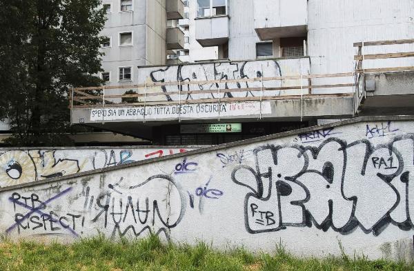 Milano - Periferie - Quartiere Gratosoglio - Complesso residenziale - Case popolari - Torri Bianche - Graffiti e scritte sui muri