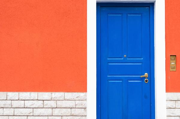 Milano - Particolare di un edificio - Facciata colorata - Mattoni in pietra - Porta d'ingresso blu - Campanello